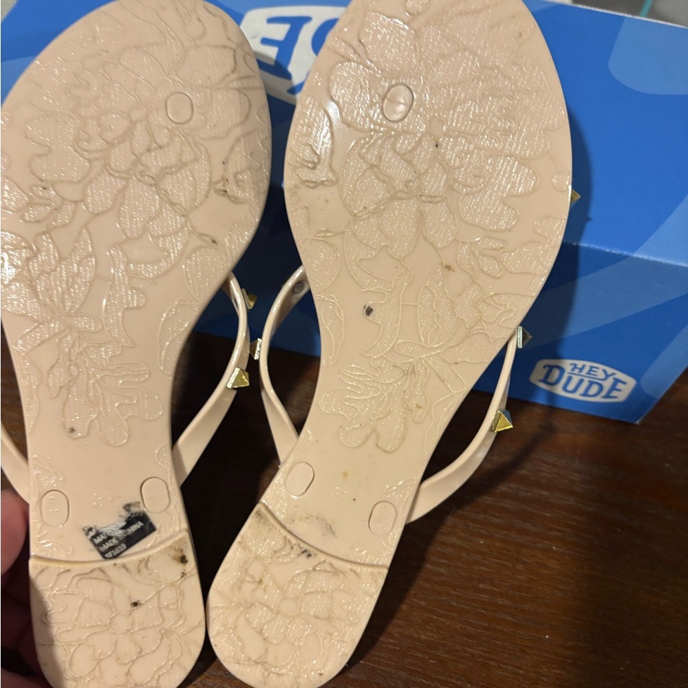 Women's Sandals Steve Madden Beige Gold Studded Flat Sandal - Size 7.5 worn 2x - Picture 5 of 8